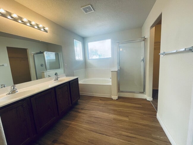 Building Photo - 4 bed 2 bath home in Huning Ranch.