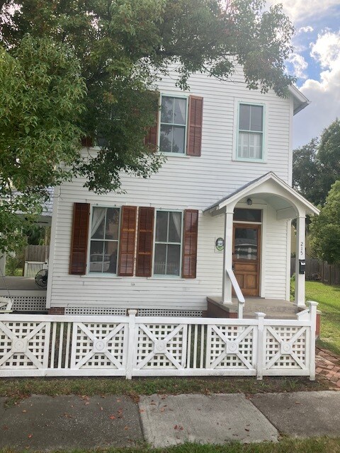 Building Photo - 215 Dodge St
