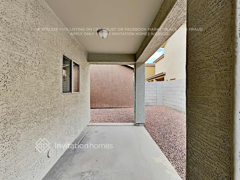 Building Photo - 327 S Travis