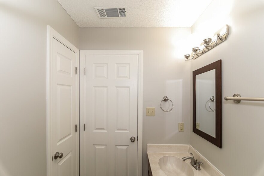 Building Photo - 1262 Breezy Valley Dr