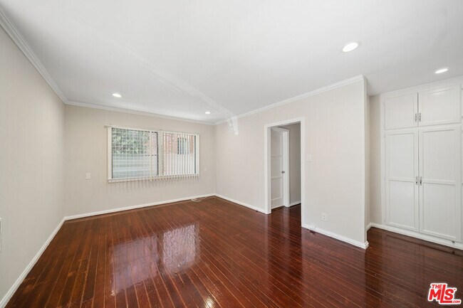Building Photo - 612 S Dunsmuir Ave