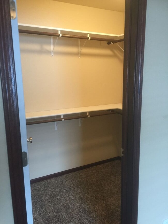 Building Photo - 2 Bed 1.5 Bath Plus Office