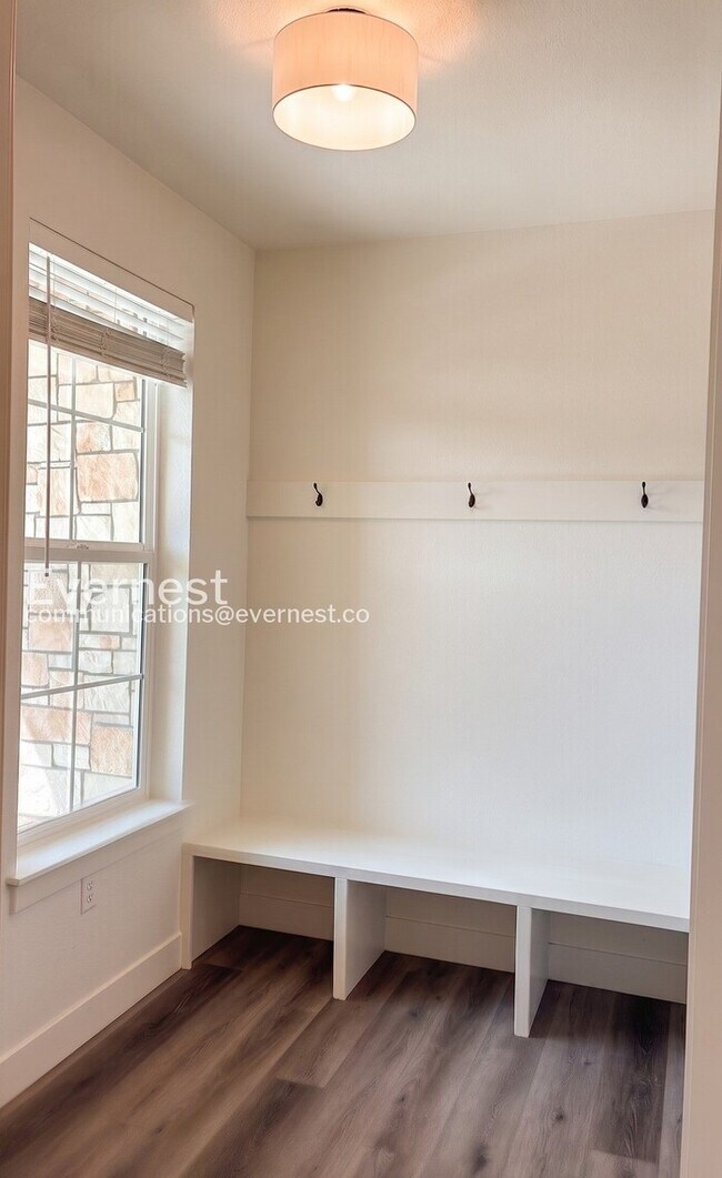 Building Photo - 3 Bed/2.5 Bath Town Home with Garage / Available Now!