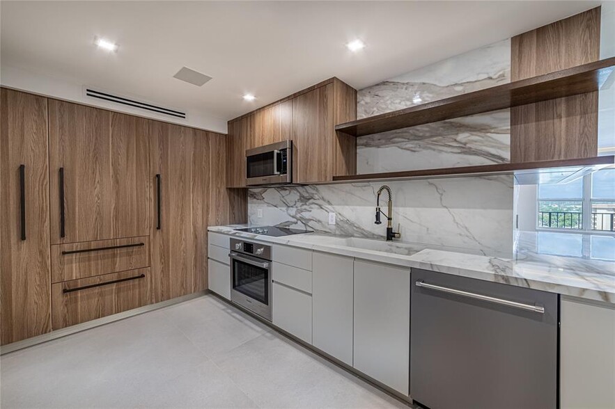 Building Photo - 405 N Ocean Blvd
