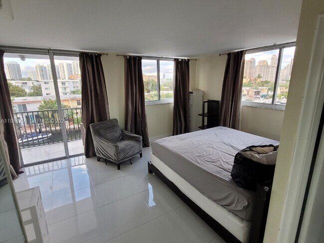 Building Photo - 3703 NE 166th St