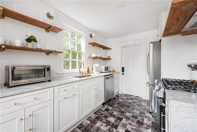 Building Photo - 1031 Austin Ave NE