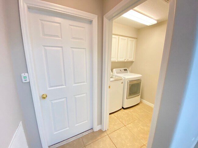 Building Photo - ? Freshly Updated Home Minutes from Disney...