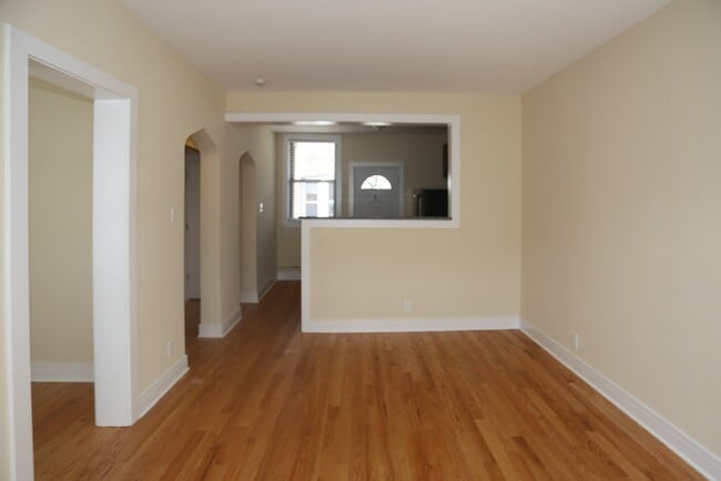 Building Photo - 4422 N Wolcott Ave