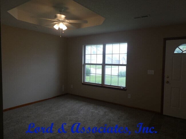 Building Photo - 318 Lois Ln