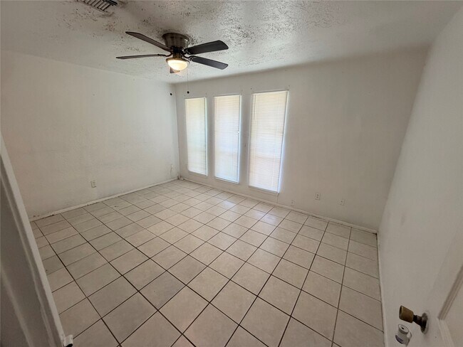 Building Photo - 6622 Castleview Ln
