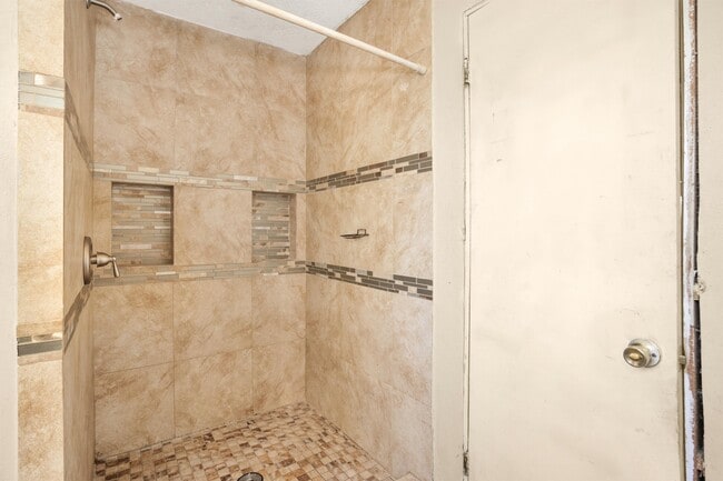 Building Photo - 601 S Cochran St