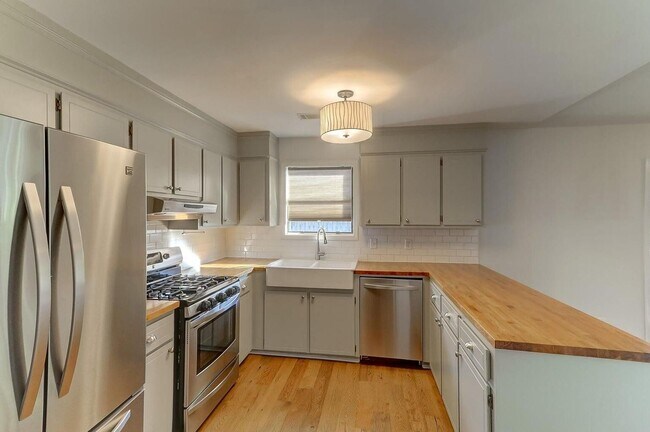 Building Photo - Beautiful 3 BR/2 BA home available in the ...