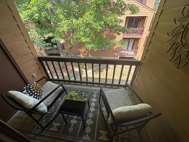 Building Photo - Beautiful Condo Block from the Bay!