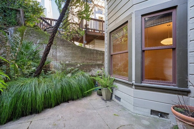 Building Photo - 354 Castro St