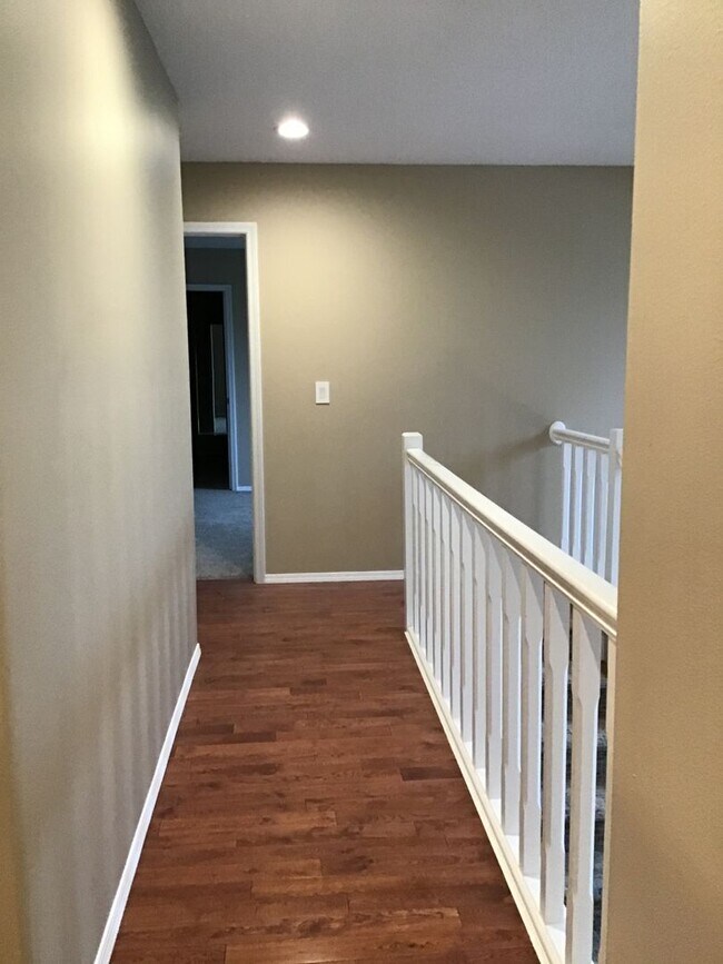 Building Photo - For Rent - Exceptional Murrayhill Location...