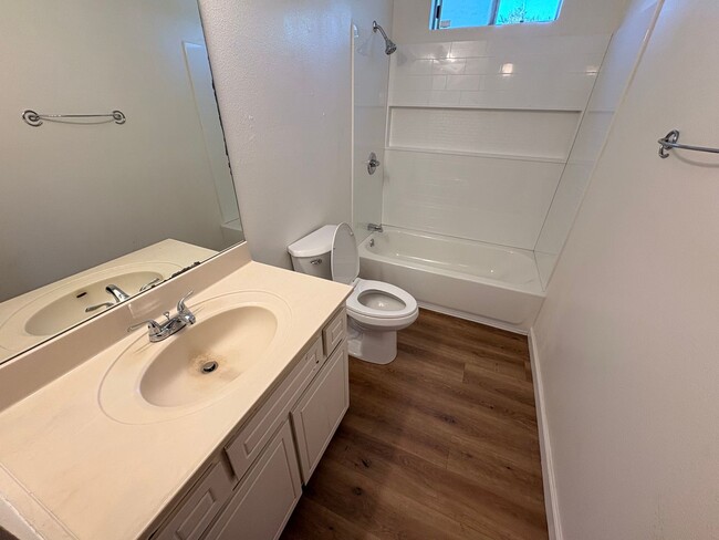 Building Photo - Nice 2 bedroom, 2 bathroom home for Rent in North Visalia.