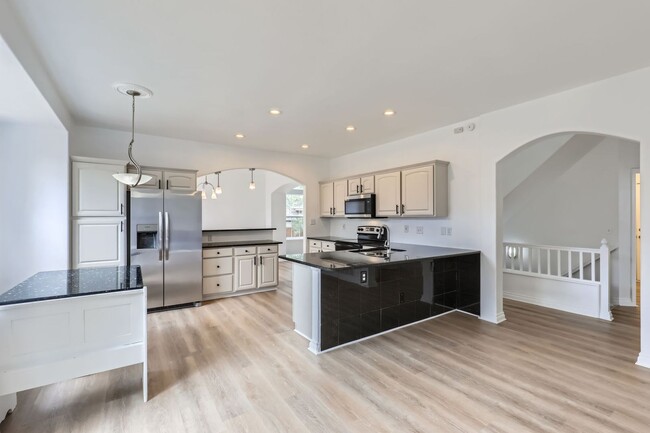 Building Photo - **Spacious, Light-Filled 4 bed, 4 bath wit...