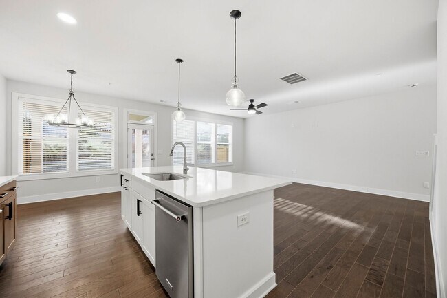 Building Photo - Walkable Lifetsyle in Westshore!