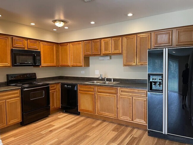 Building Photo - 9437 Bay Colony Dr