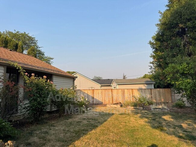 Building Photo - 1440 NW Meadowgreen Pl