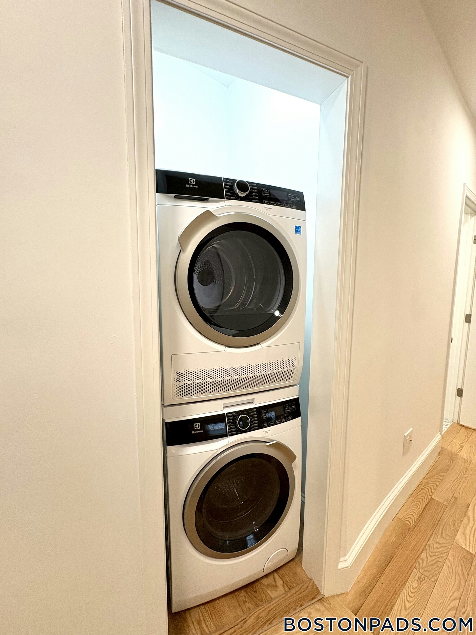 Building Photo - 137 Park Dr