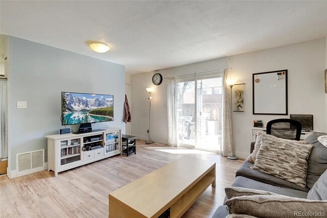 Building Photo - Westminster Townhome