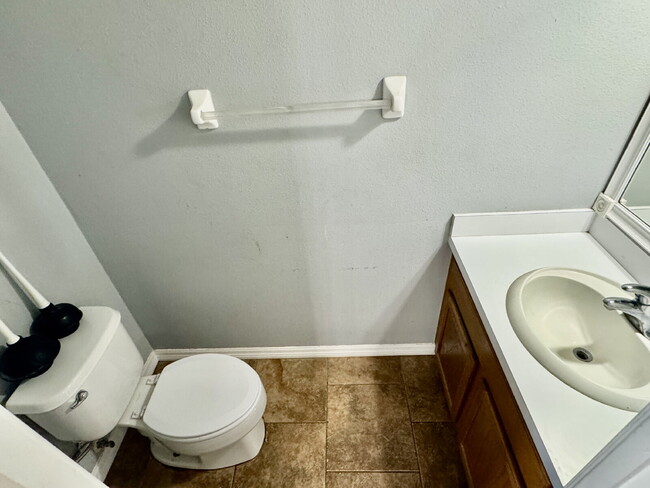 Building Photo - "Charming 3-Bed Oasis in Gibsonton with 2....