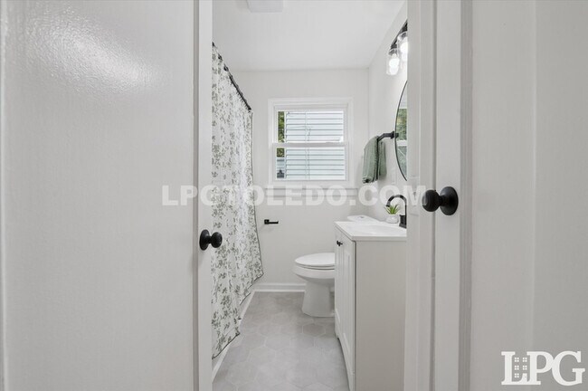 Building Photo - 2736 Northwood Ave