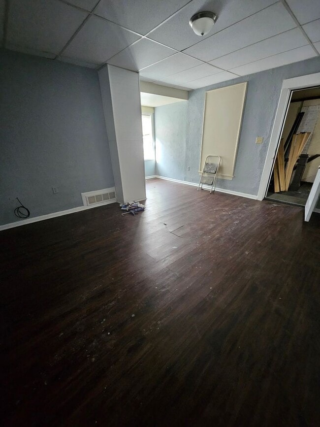 Building Photo - Upper 1 bedroom unit