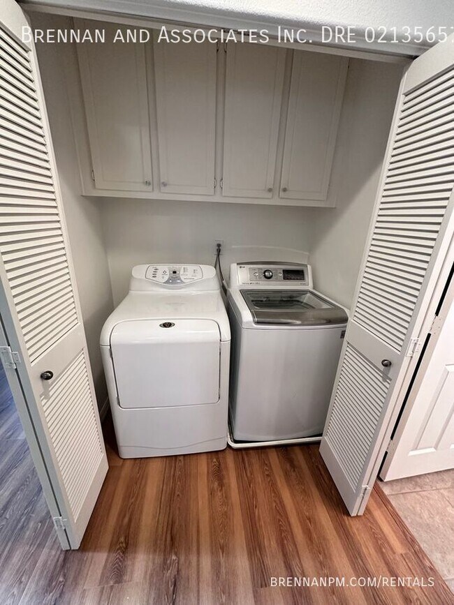 Building Photo - 3 bed, 2.5 bath Townhome, 2 Car Garage, Ea...