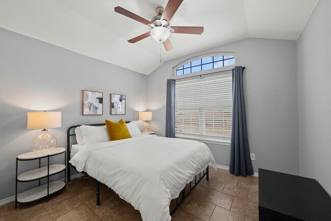 Building Photo - Cline