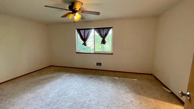 Building Photo - Large 2 Bedroom 2.5 Bath Home With Fenced Yard & Wrap Around Deck in Clearwood Community! Lake, T...