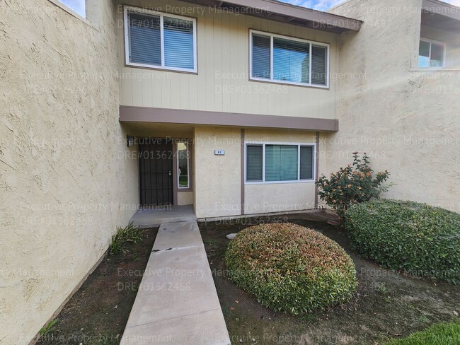 Building Photo - Charming 3 bedroom, 2.5 bathroom condo loc...