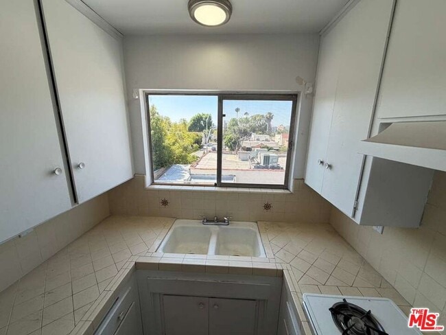 Building Photo - 1308 N Poinsettia Pl