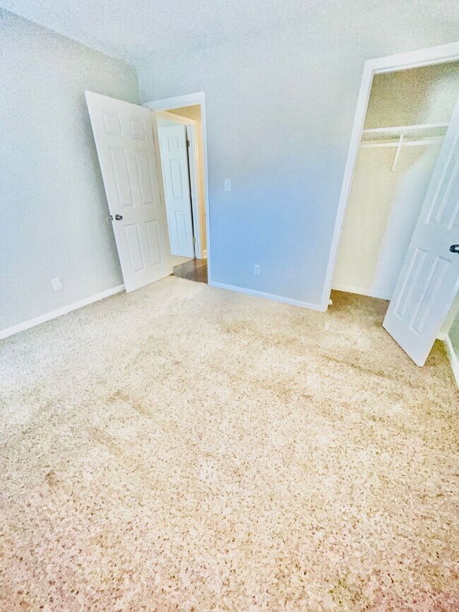 Building Photo - 3 bed 1.5 bath ranch style house * Special *