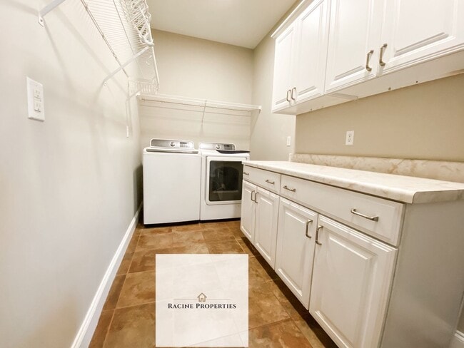 Building Photo - **Your Dream Home Awaits in This Exceptional Cul-de-Sac Retreat**