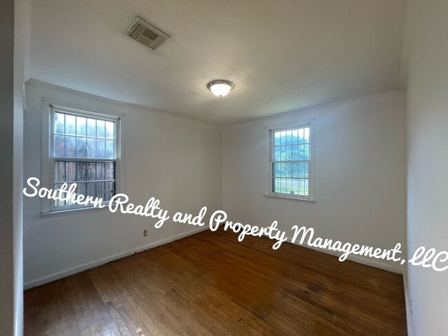 Building Photo - Super Cute newly renovated Home