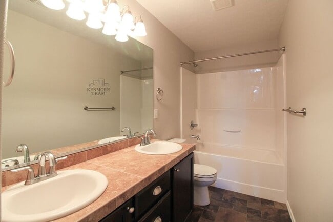 Building Photo - 727 Pinnacle Dr