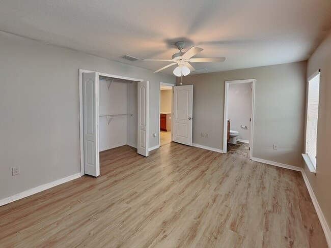 Building Photo - 1043 Bethpage Rd