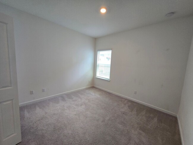 Building Photo - Beautiful 3-Bed, 2.5-Bath home in Tara Lane
