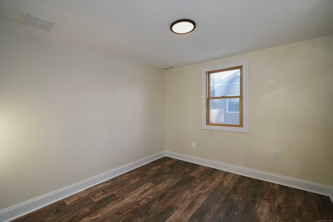 Building Photo - 42 Eastview Rd