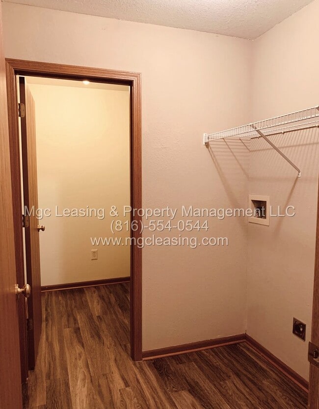 Building Photo - 200-202 NW Parker Dr