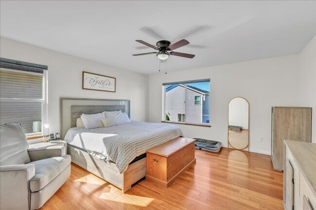 Building Photo - Stylish Yelm Home with A/C, Butcher Block Counters & Fully Fenced Yard!