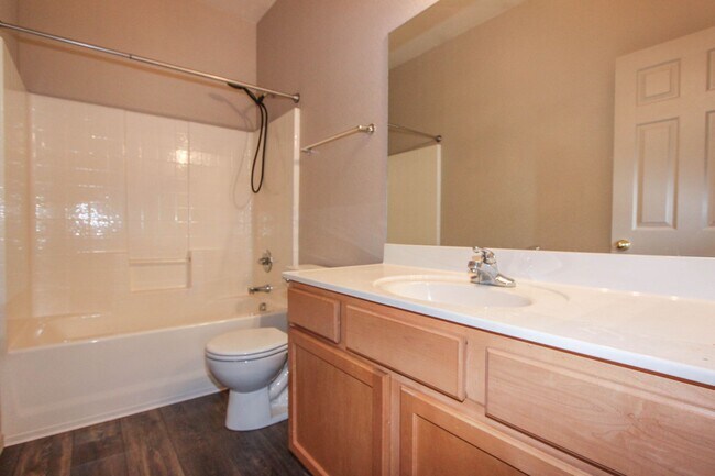 Building Photo - MOVE IN SPECIAL - 3 Bedroom Home in Quailwood -Hold
