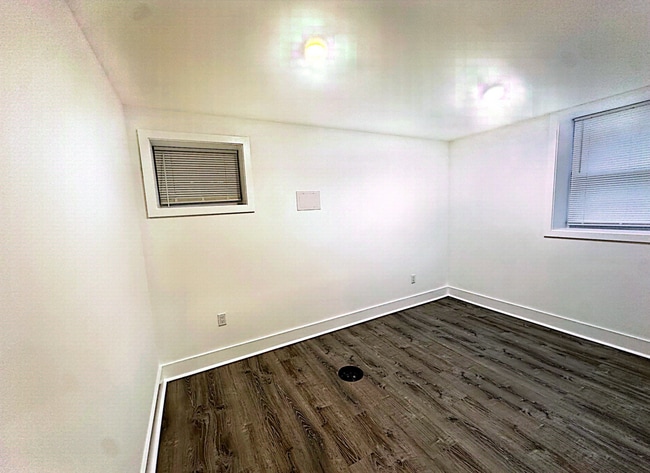 Building Photo - 733 Gresham Pl NW