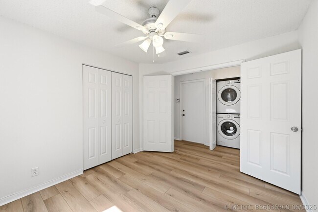 Building Photo - 7618 Pinewalk Dr S