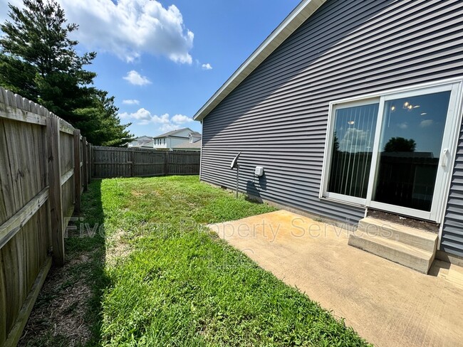 Building Photo - 1203 Hawthorn Ct