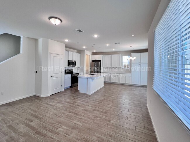 Building Photo - 6596 E Cresthaven Dr