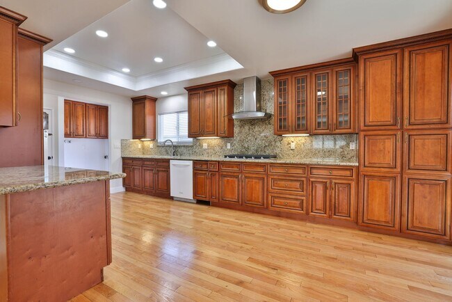 Building Photo - 1327 Essex Way