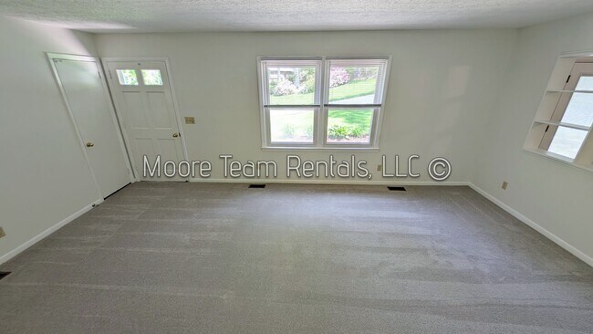 Building Photo - 3/2 House W/ Basement Garage/Storage